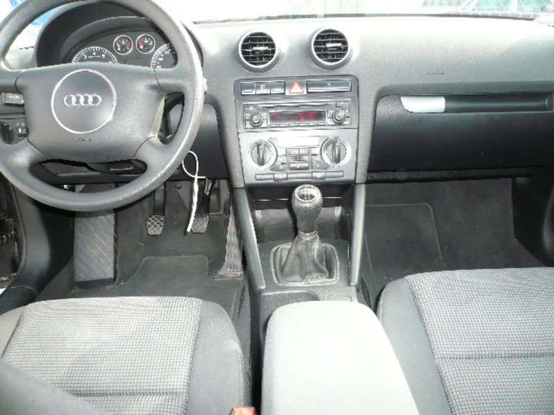 Audi A3 1.6 ATTRACTION KLIMAAUTOMATIK ALU 16 ZOLL